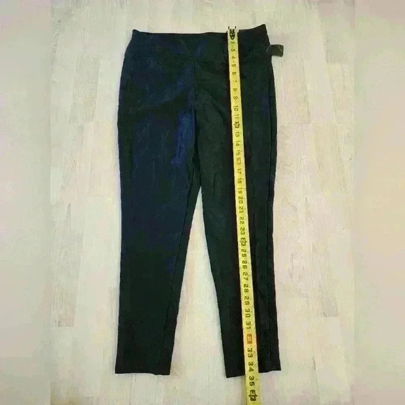 Women's Black Rutched Back Leggings - Picture 3 of 7